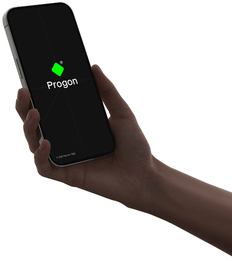 Экран загрузки обучающего 
                                  приложения Progon. ПДД — на телефоне который находится в 
                                  руках пользователя.